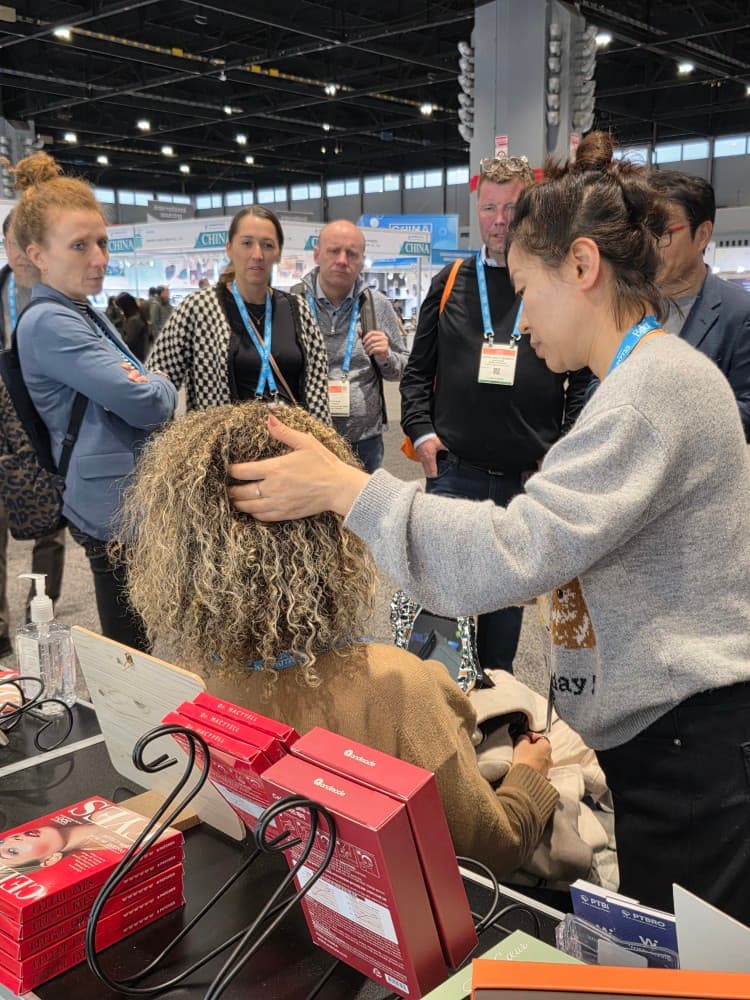 Product demonstration at the Dr.MACYYELL exhibition booth